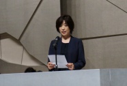 新潟地区手をつなぐ育成会副会長の富田洋子さんによる大会宣言朗読